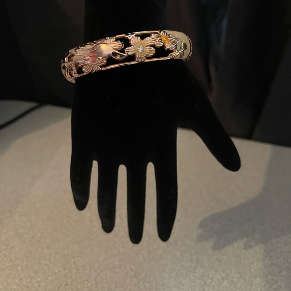 Cloisonné Gold Toned Cream Enamel Cut Out Metal Cuff Bangle Bracelet - Picture 1 of 9